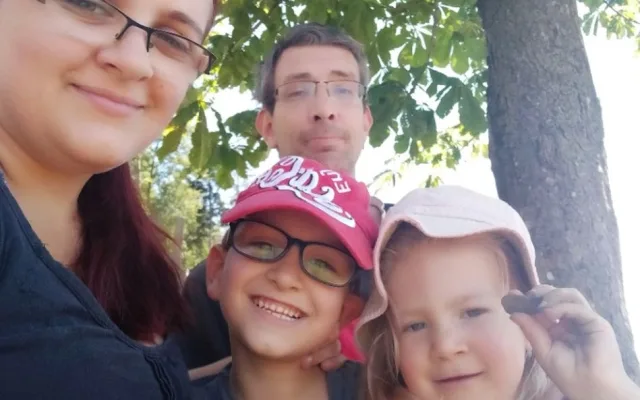 Sedmiletý Martínek dosud nemluví a je na plenách. Rodiče se přesto nevzdávají a snaží se zajistit mu léčbu