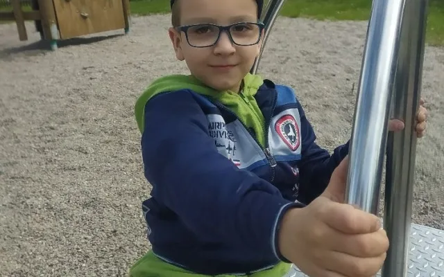 Sedmiletý Martínek dosud nemluví a je na plenách. Rodiče se přesto nevzdávají a snaží se zajistit mu léčbu
