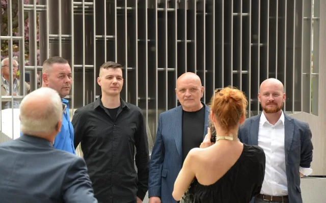 Divadelní náměstí ve Varech zdobí nová socha zakladatele