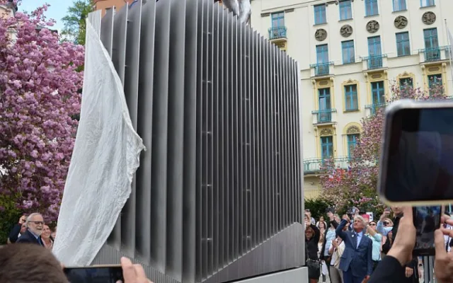 Divadelní náměstí ve Varech zdobí nová socha zakladatele