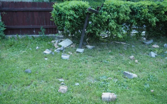 Mladík prolétl autem dvěma ploty. Až policisté zjistili, že nemá povinné ručení