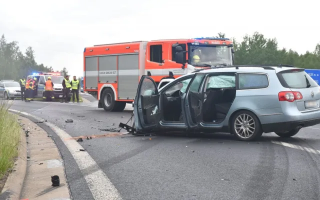 Kamion převážející nebezpečné látky skončil po střetu s osobákem převrácený mimo vozovku