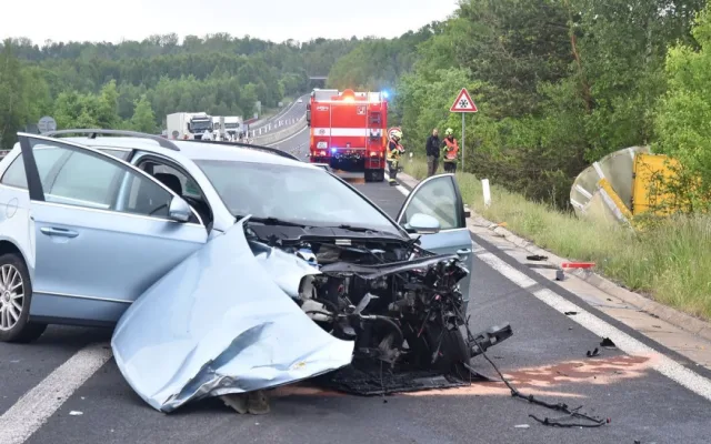 Kamion převážející nebezpečné látky skončil po střetu s osobákem převrácený mimo vozovku