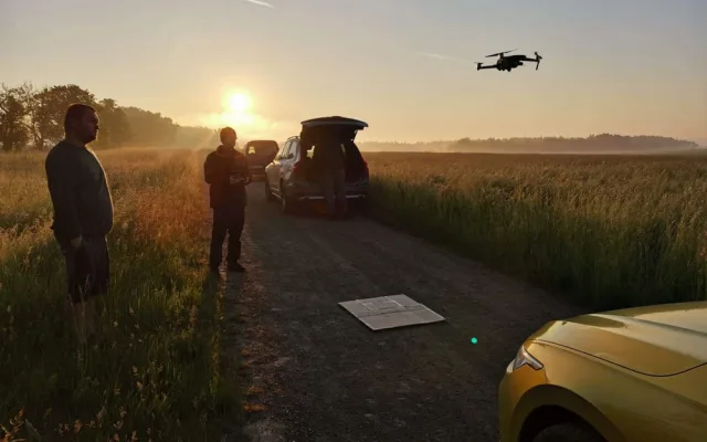Každý rok zemře při sečích na loukách až 60 tisíc srnčat, zachraňují je dobrovolníci i dronaři s termokamerou
