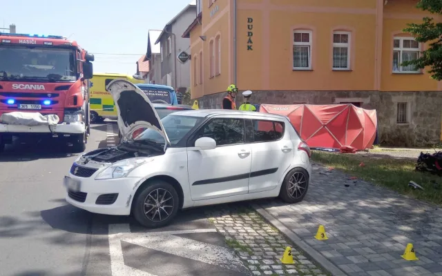V Nejdku narazil motocyklista do zaparkovaného auta. Na místě zemřel