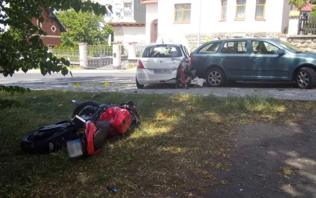 V Nejdku narazil motocyklista do zaparkovaného auta. Na místě zemřel