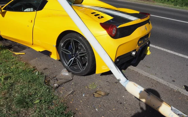 Řidič naboural Ferrari, škoda je přes dva miliony korun