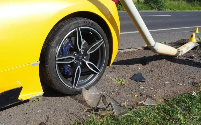 Řidič naboural Ferrari, škoda je přes dva miliony korun