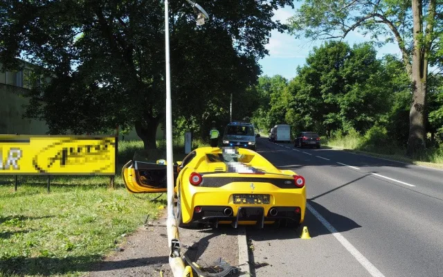 Řidič naboural Ferrari, škoda je přes dva miliony korun