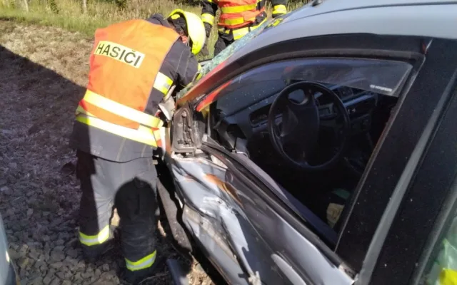 Vlak smetl na železničním přejezdu osobní automobil, posádka vyvázla jako zázrakem bez zranění