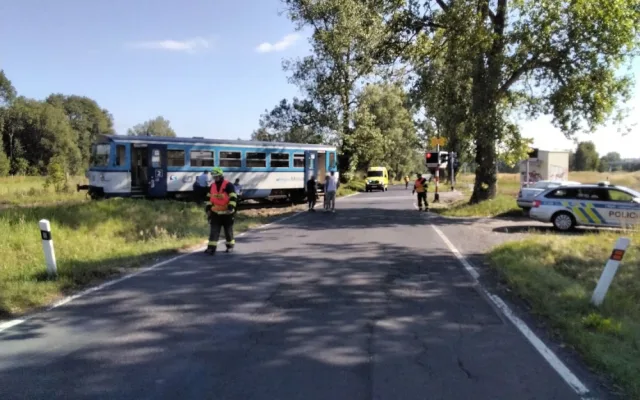 Vlak smetl na železničním přejezdu osobní automobil, posádka vyvázla jako zázrakem bez zranění