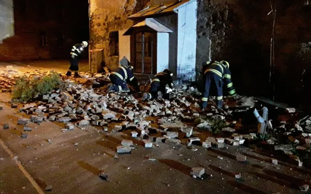 Na Karlovarsku se zřítila část bývalé porcelánky. Zasahovalo sedm jednotek hasičů