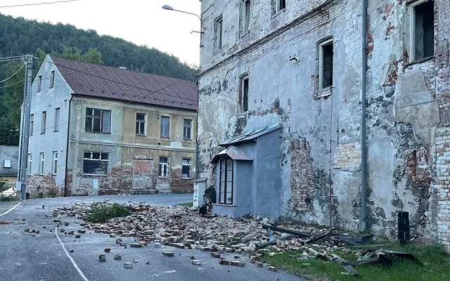 Na Karlovarsku se zřítila část bývalé porcelánky. Zasahovalo sedm jednotek hasičů