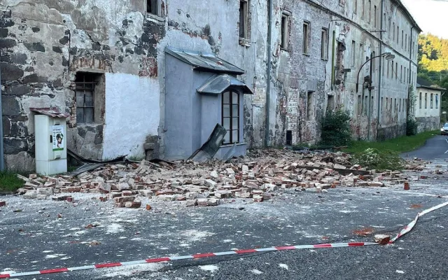 Na Karlovarsku se zřítila část bývalé porcelánky. Zasahovalo sedm jednotek hasičů