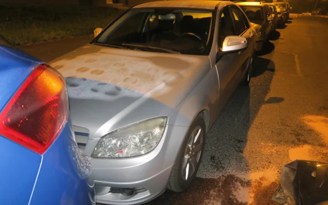 Opilý řidič nezvládl řízení a poničil v Chebu tři zaparkovaná vozidla