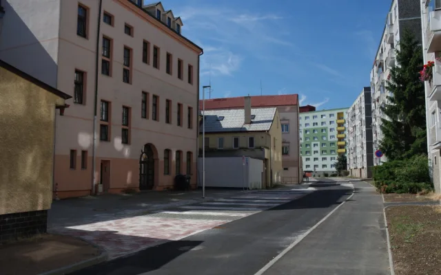 Oprava ulice Lidické nábřeží v Sokolově za téměř 13 milionů korun je hotová