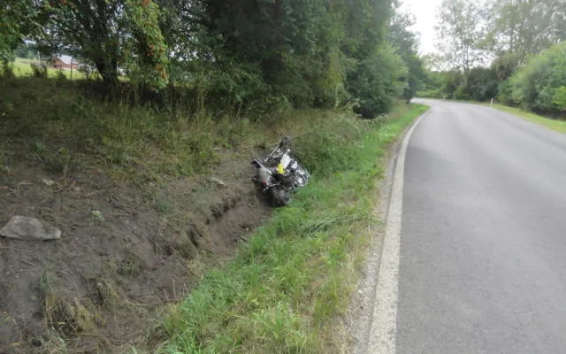 Hrozivá statistika víkendových nehod motocyklů na Karlovarsku, pro tři zraněné motorkáře přiletěl vrtulník