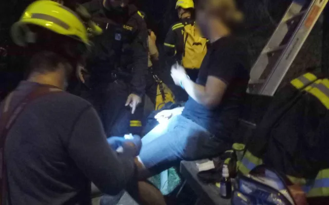 Na skále pod Loktem se zasekl turista. Hasiči k němu slaňovali z oken hradu