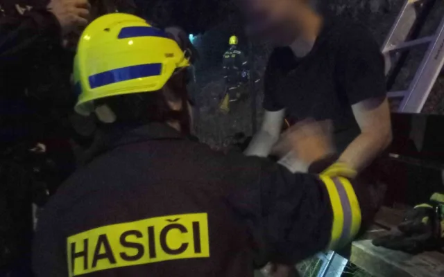 Na skále pod Loktem se zasekl turista. Hasiči k němu slaňovali z oken hradu
