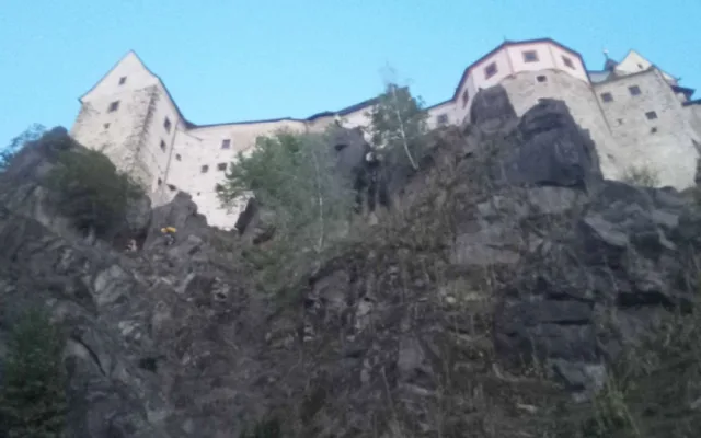 Na skále pod Loktem se zasekl turista. Hasiči k němu slaňovali z oken hradu