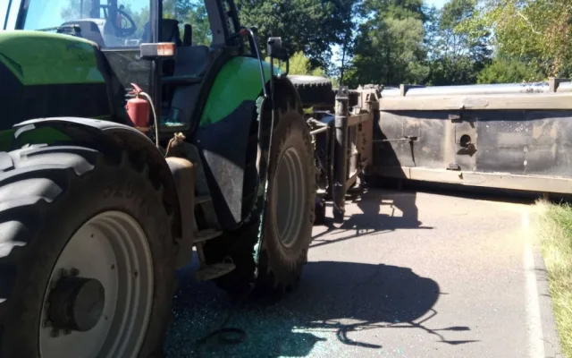 Převrácený návěs traktoru zranil na Chebsku projíždějící cyklistku