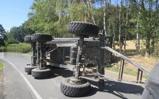 Převrácený návěs traktoru těžce zranil na Chebsku protijedoucí cyklistku