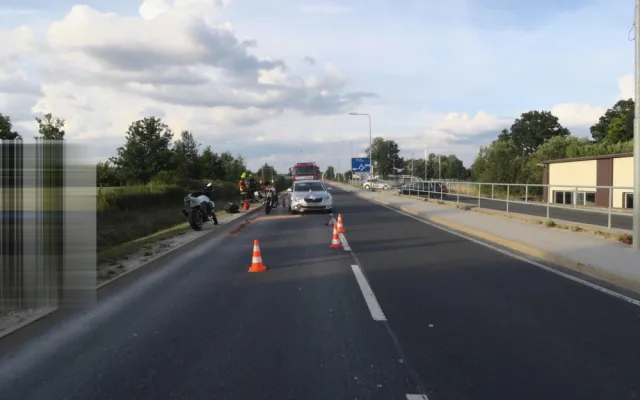 Řidiči osobáku upadl za jízdy na ruku žhavý oharek od cigarety, lekl se a zezadu narazil do dvou motorkářů