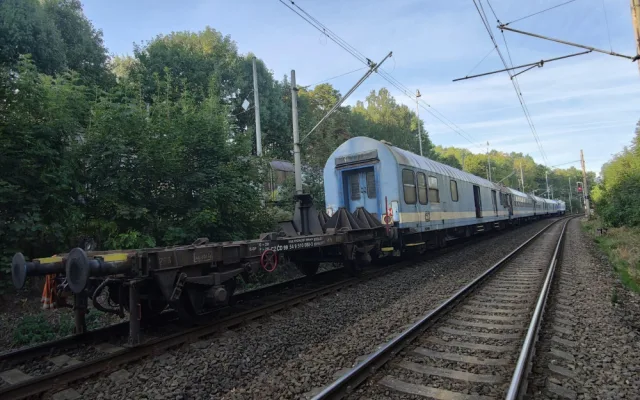 U Chebu se podařilo vyprostit lokomotivu, která v úterý vykolejila