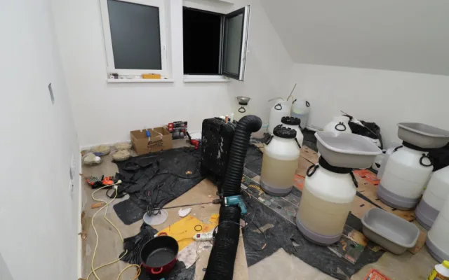 Policie při operaci KOZEL II. odhalila u Chebu laboratoř na výrobu stovek kilogramů metamfetaminu