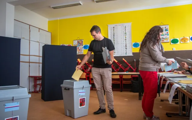 Sčítání hlasů začalo. Volební místnosti se úderem druhé hodiny uzavřely