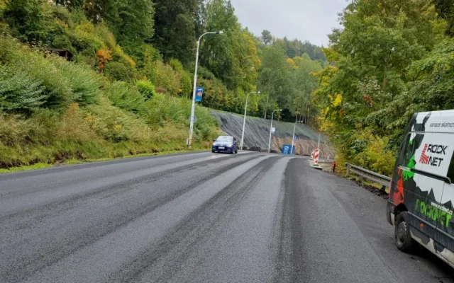 Oprava silnice a skalního svahu za 60 milionů v Jáchymově bude hotová koncem října