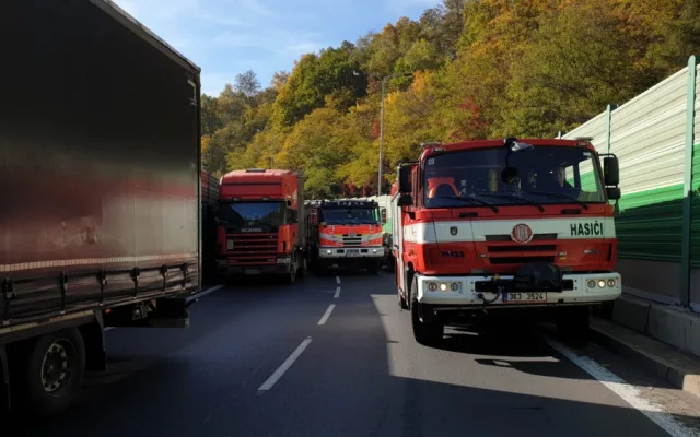K hromadné nehodě na průtahu se probily jen dva z pěti hasičských vozů. Řidiči nevytvořili záchranářskou uličku