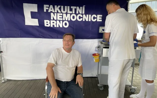 Blíží se nová covidová vlna a australská chřipka. Naočkujte se, vyzývá ministr i herec