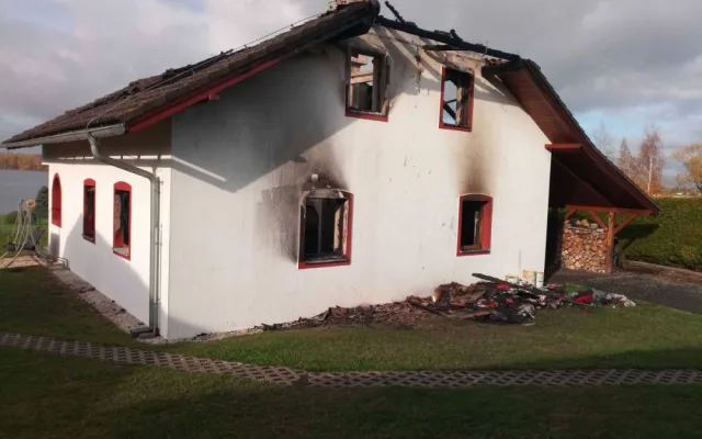 V Okrouhlé na Chebsku hořela rekreační chata. Oheň dům zničil