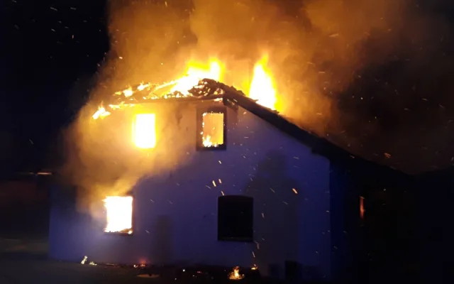 V Okrouhlé na Chebsku hořela rekreační chata. Oheň dům zničil
