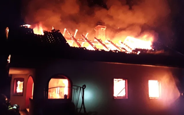V Okrouhlé na Chebsku hořela rekreační chata. Oheň dům zničil