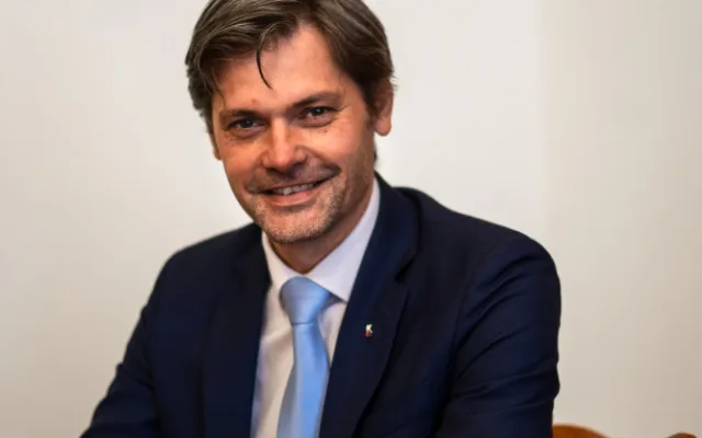 Jsem pro omezení kampaní. Kandidáti by měli být více v ulicích, říká senátor Marek Hilšer