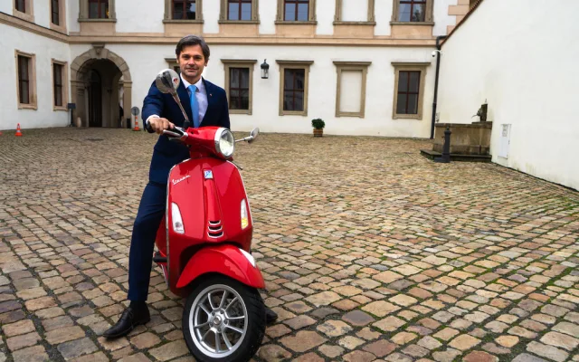 Jsem pro omezení kampaní. Kandidáti by měli být více v ulicích, říká senátor Marek Hilšer