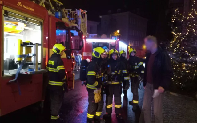Spálené jídlo na vařiči vyhnalo z hotelu desítky lidí