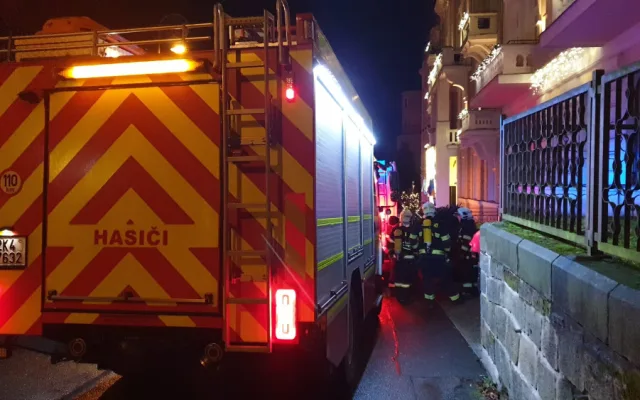 Spálené jídlo na vařiči vyhnalo z hotelu desítky lidí