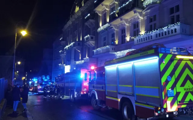 Spálené jídlo na vařiči vyhnalo z hotelu desítky lidí