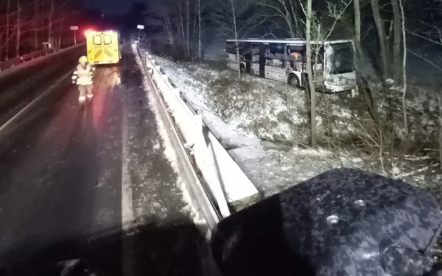 Autobus vyletěl ze silnice daleko do pole, ledovka komplikuje život řidičům i chodcům v Karlovarském kraji