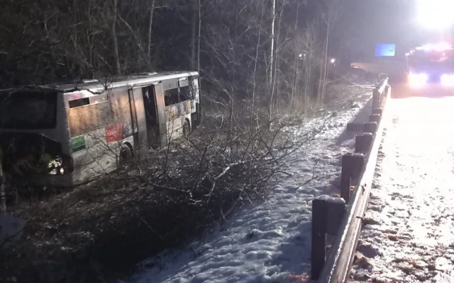 Autobus vyletěl ze silnice daleko do pole, ledovka komplikuje život řidičům i chodcům v Karlovarském kraji