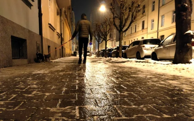 Chodníky se změnily v nebezpečná kluziště