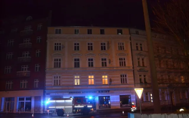 Hasiči zasahovali u požárů vánočních stromků. Dva lidé se nadýchali kouře