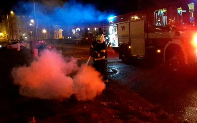 Ve Varech se uvolnil vánoční strom a hrozil pádem. Hasiči během noci vyjížděli k třiceti událostem