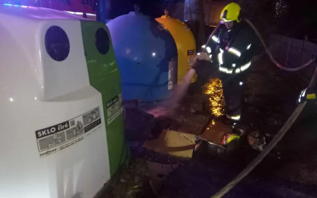Ve Varech se uvolnil vánoční strom a hrozil pádem. Hasiči během noci vyjížděli k třiceti událostem