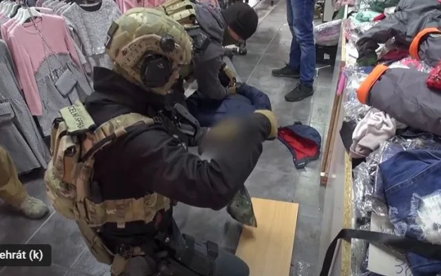 Asijský trhovec prodával vedle triček i kilogramy pervitinu. Celníci a policisté ho zadrželi přímo při činu