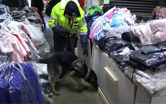 Asijský trhovec prodával vedle triček i kilogramy pervitinu. Celníci a policisté ho zadrželi přímo při činu