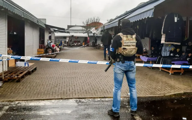 Asijský trhovec prodával vedle triček i kilogramy pervitinu. Celníci a policisté ho zadrželi přímo při činu